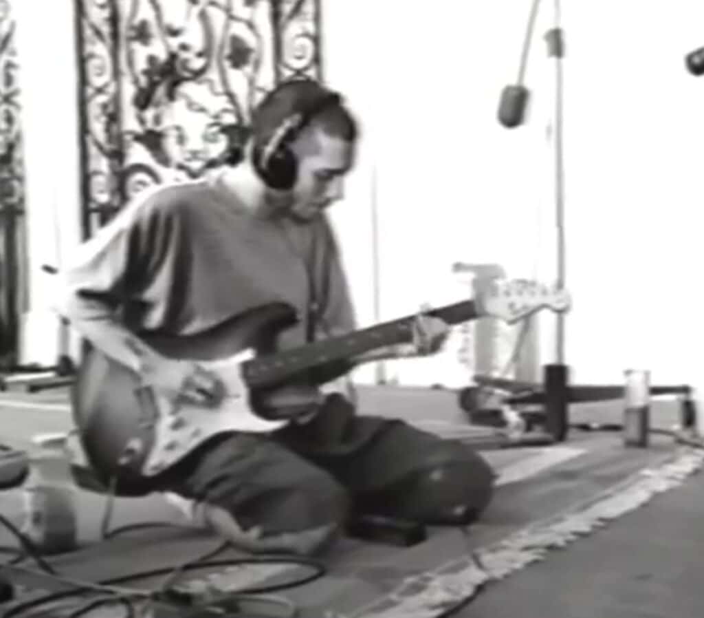 Frusciante playing a fretless Stratocaster on the solo on Mellowship Slinky in B Major Solo, 1991.