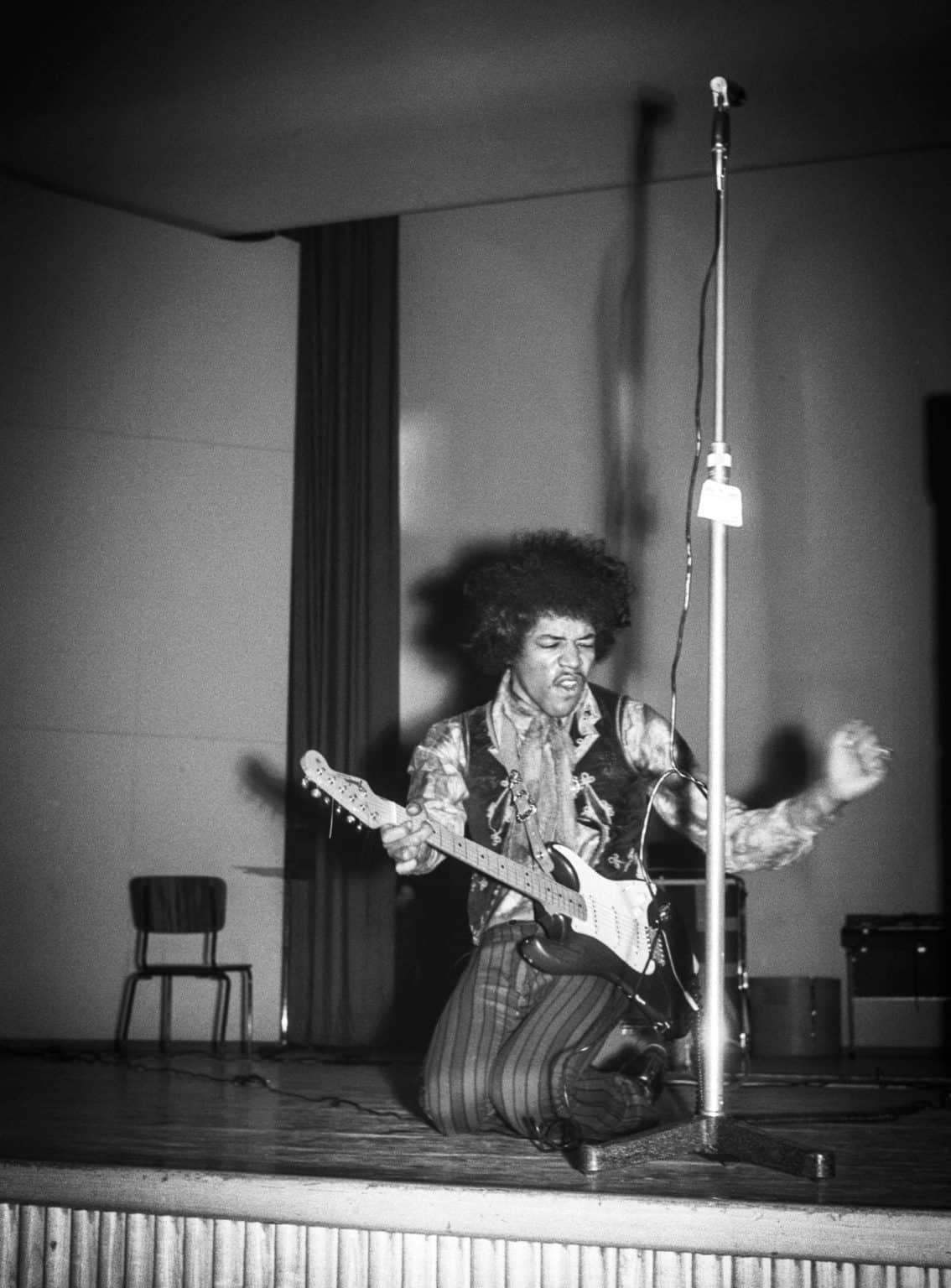 Helsinki (Kulttuuritalo) : 22 mai 1967 Jimi-Hendrix-1967-Helsinki-b-1134x1536