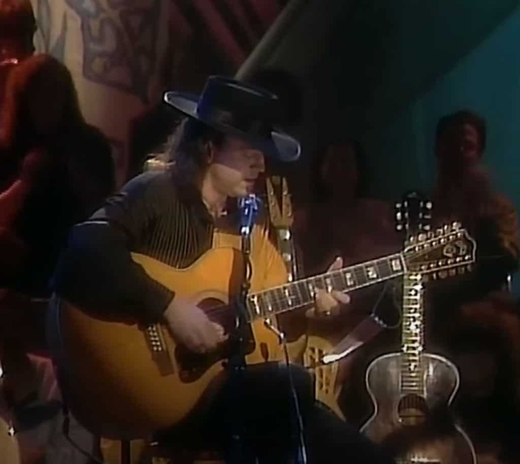 Stevie playing a Guild JF6512 12-string at MTV Unplugged