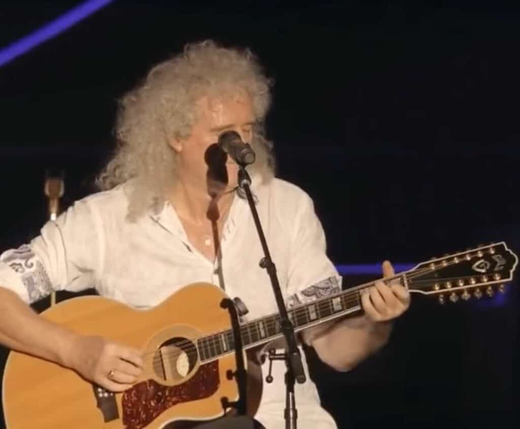 Brian playing a Guild F-512 12-string acoustic guitar in Tokyo 2014