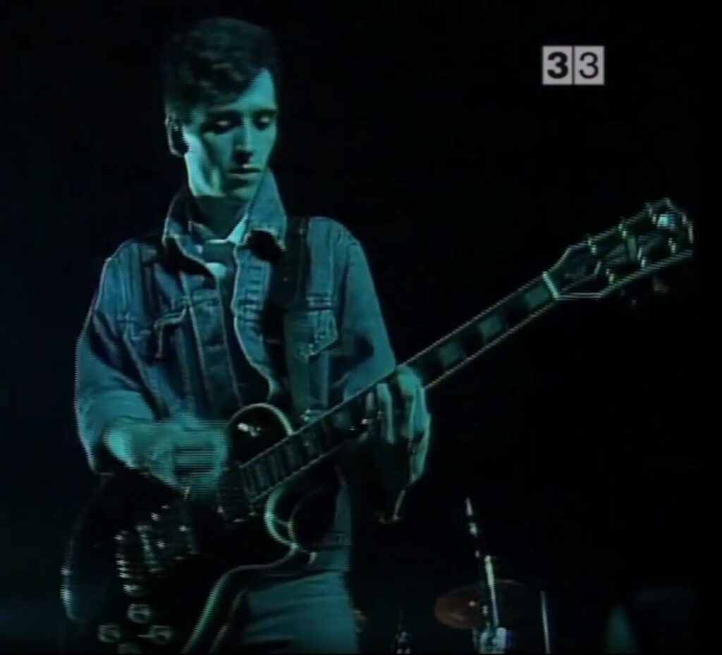 Marr playing the 1978 Gibson Les Paul Custom with The Smiths in Barcelona, 1985. 